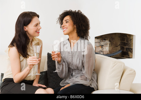 Zwei Frauen, Champagner Stockfoto