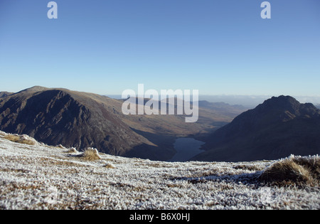 Blick auf Stift yr Ole Wen und Tryfan vom Grat Y Garn Stockfoto