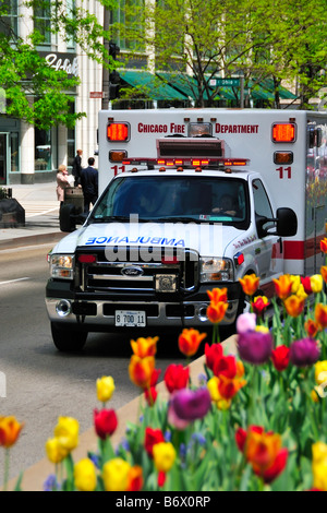 Ein Notfall Krankenwagen an der Michigan Avenue in Downtown Chicago, Illinois, USA Stockfoto