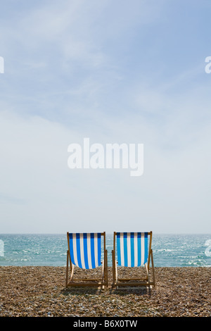 Liegestühle am Strand von brighton Stockfoto