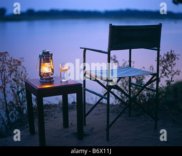 Sambia, Lower Zambezi National Park, Old Mondoro Bushcamp. Gin und Tonic, Blick auf den Sambesi-Fluss Stockfoto