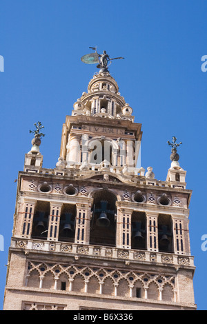 Sevilla Spanien die Giralda Turm mit der Bronze Wetterfahne an der Spitze, bekannt als The Giraldilla Stockfoto