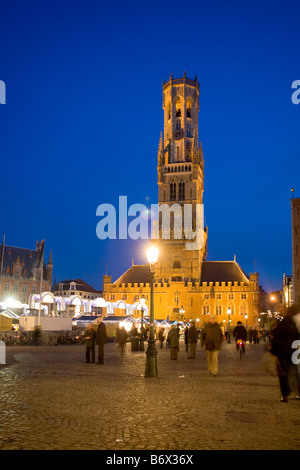 Die Belfort und Weihnachten Markt Markt Brügge Belgien Stockfoto