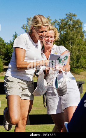 Freundinnen am Golfplatz Stockfoto