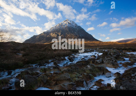 Blick über den Fluß Etive in Richtung Gen Etive und die Aussicht auf die berühmte Buachaille Stockfoto