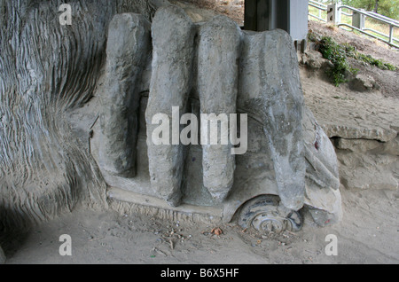 Fremont Troll hält VW Käfer Auto unter Aurora Brücke Seattle Washington Oktober 2006 Stockfoto