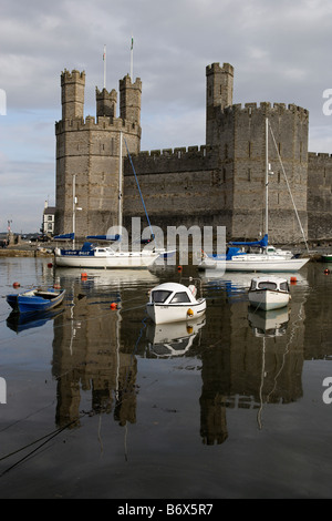 Caernarfon Castle Edward 1. größte Burg in Wales vieleckigen Türmen gebänderten Mauerwerk restauriert im 19. Jahrhundert Gwynedd Wales UK Stockfoto