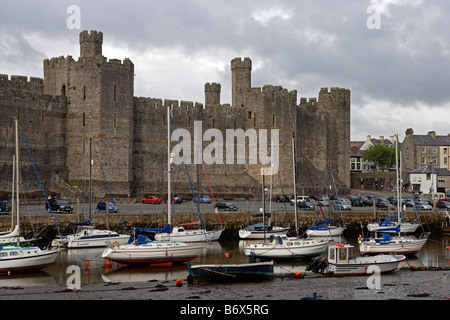 Caernarfon Castle Edward 1. größte Burg in Wales vieleckigen Türmen gebänderten Mauerwerk restauriert im 19. Jahrhundert Gwynedd Wales UK Stockfoto