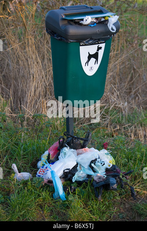 Dog Poo Abfallbehälter überfüllt in der Strand Parkplatz Holkham Boxing Day Norfolk Dezember Stockfoto