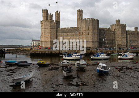 Caernarfon Castle Edward 1. größte Burg in Wales vieleckigen Türmen gebänderten Mauerwerk restauriert im 19. Jahrhundert Gwynedd Wales UK Stockfoto