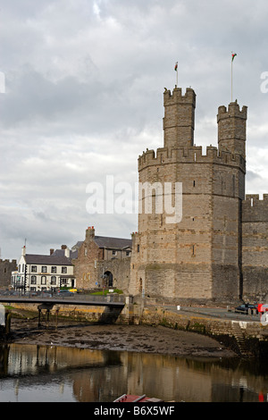 Caernarfon Castle Edward 1. größte Burg in Wales vieleckigen Türmen gebänderten Mauerwerk restauriert im 19. Jahrhundert Gwynedd Wales UK Stockfoto