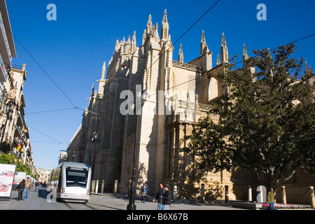 Sevilla Spanien Blick auf die Kathedrale von Avenida De La Constitución Stockfoto