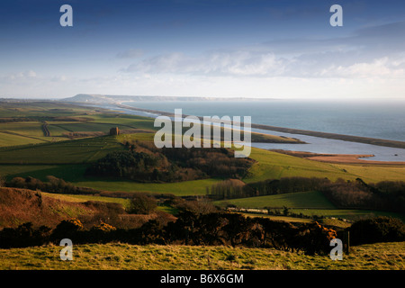 Blick entlang der Küste nach Portland, mit Blick auf Chesil Beach von Abbotsbury Hügel mit St. Catherines Kapelle in der Aufnahme Stockfoto