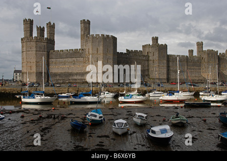 Caernarfon Castle Edward 1. größte Burg in Wales vieleckigen Türmen gebänderten Mauerwerk restauriert im 19. Jahrhundert Gwynedd Wales UK Stockfoto