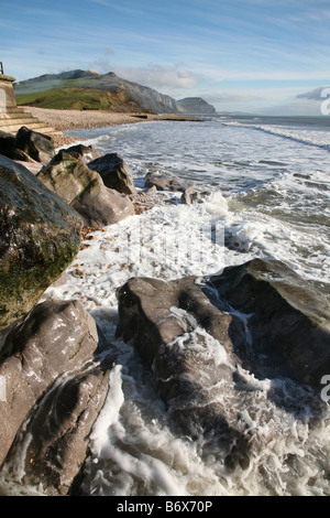 Blick entlang der Strand von Charmouth Blick auf Golden Cap die höchsten Klippen an der Südküste (618ft) Stockfoto