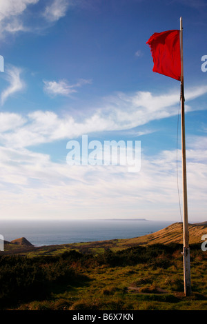 Blick über den Hügeln oberhalb von East Lulworth. Rote Fahne im Vordergrund, die Warnung, dass die Armee-Schießplätze verwendet werden Stockfoto