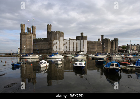 Caernarfon Castle Edward 1. größte Burg in Wales vieleckigen Türmen gebänderten Mauerwerk restauriert im 19. Jahrhundert Gwynedd Wales UK Stockfoto