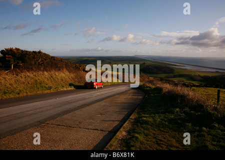 Blick entlang der Dorset Portland mit Blick auf Chesil Beach von Abbotsbury Hügel mit St. Catherines Kapelle in der Aufnahme Stockfoto