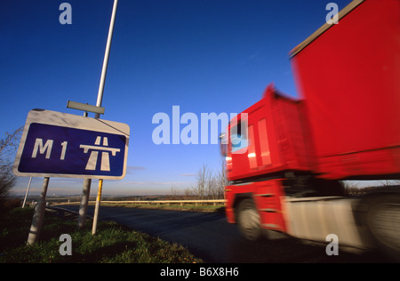 Articulted LKW vorbei Schild mit Beginn der Autobahn M1 in der Nähe von Leeds Yorkshire UK Stockfoto