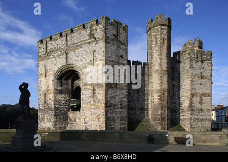 Caernarfon Castle Edward 1. größte Burg in Wales The Queen s Gate polygonalen Türme gebänderten Mauerwerk Gwynedd Wales UK Stockfoto