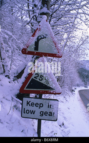 Warnzeichen für scharfe Biegung und steilen Hügel bedeckt, im Winter bei Sutton Bank in der Nähe von Thirsk Yorkshire Moors UK Stockfoto