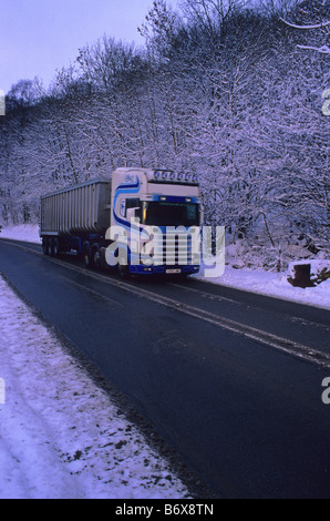 artikuliert LKW Reisen durch Winterschnee bei Sutton Bank in der Nähe von Thirsk Yorkshire UK Stockfoto