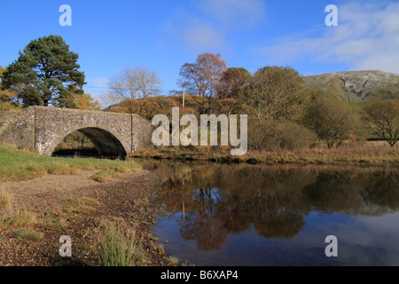 Brücke zum Tibbie Shiels Inn zwischen Saint Mary's Loch und das Loch Lowes, Schafgarbe Tal, Grenzen, Schottland Stockfoto