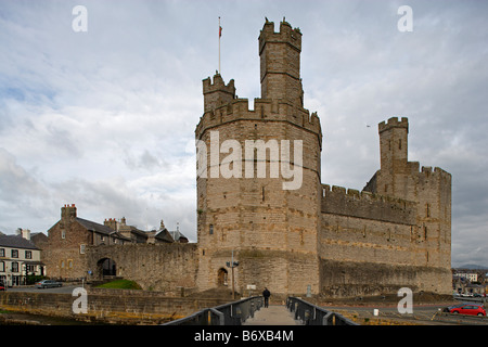 Caernarfon Castle Edward 1. größte Burg in Wales vieleckigen Türmen gebänderten Mauerwerk restauriert im 19. Jahrhundert Gwynedd Wales UK Stockfoto