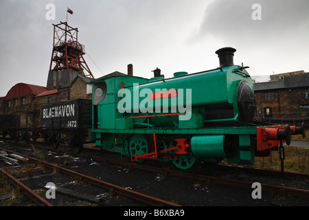 Ein Dampfjäger und die Pithead Winding Gear im Big Pit National Mining Museum of Wales, Blaenafon, South Wales Stockfoto