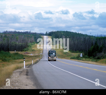 Ein LKW in Richtung Süden auf der Autobahn 63, zwischen Fort McMurray und Wandering River, Alberta, Kanada Stockfoto
