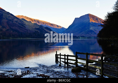 Winternachmittag blickte Buttermere in Richtung Fleetwith Hecht im englischen Lake District Stockfoto