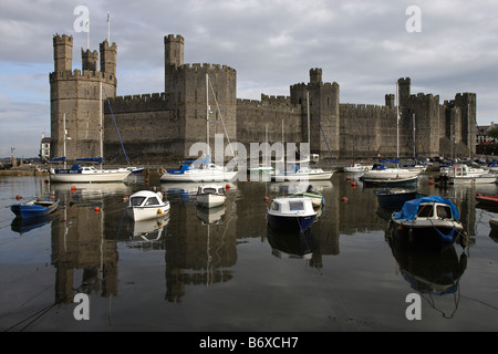 Caernarfon Castle Edward 1. größte Burg in Wales vieleckigen Türmen gebänderten Mauerwerk restauriert im 19. Jahrhundert Gwynedd Wales UK Stockfoto