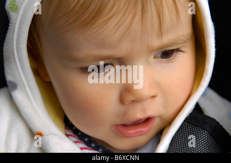 Kleinkind-Porträt einer und einem halben Jahre achtzehn Monate alt baby Mädchen weibliche Haube Gesichtsausdruck Stockfoto