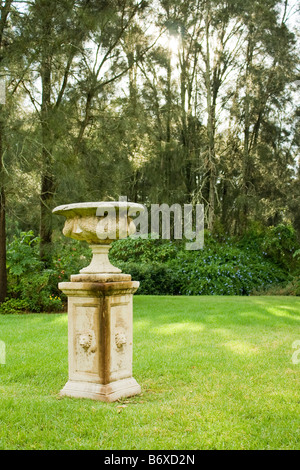 Eine dekorative Vogeltränke inmitten eines Restaurants im Hunter Valley in Australien Stockfoto