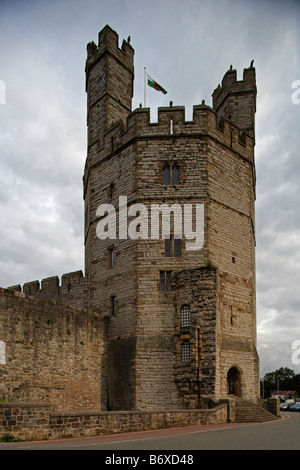 Caernarfon Castle Edward 1. größte Burg in Wales The Queen s Gate polygonalen Türme gebänderten Mauerwerk Gwynedd Wales UK Stockfoto