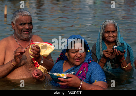 Indien, Uttar Pradesh, Prayagraj (Allahabad), Sangam, Menschen, die am Zusammenfluss der Flüsse Ganges und Yamuna baden Stockfoto