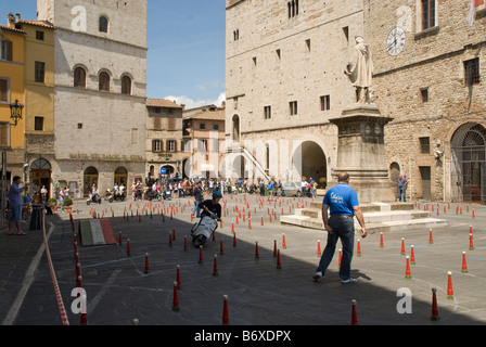 Motorroller-Studien für Einheimische an einem Sonntagmorgen auf der Piazza del Garibaldi, Todi Umbrien Stockfoto