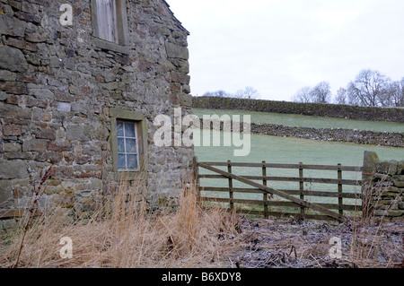 Verfallenes Steinhaus und Tor in Burnsall Dorf North Yorkshire Dales Stockfoto