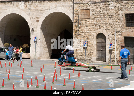 Motorroller-Studien für Einheimische an einem Sonntagmorgen auf der Piazza del Garibaldi, Todi Umbrien Stockfoto