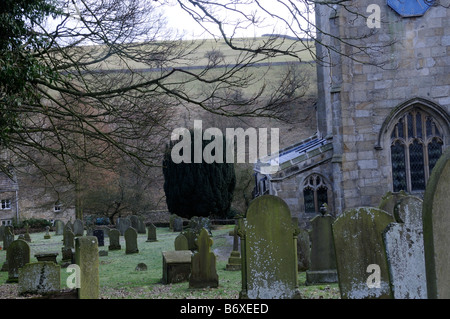 Blick auf St. Wilfrid s Chuch Friedhof von der Straße in Richtung des Flusses Wharfe im Burnsall North Yorkshire Dales Stockfoto