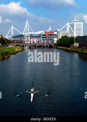 Rudern auf dem Fluss Taff Cardiff South Wales Millennium-Stadion Stockfoto