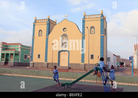 Kap Verde Inseln Boa Vista Sal Rei am Hauptplatz und der Kirche mit Kinderspielplatz Stockfoto