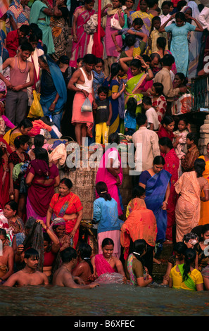 Indien, Varanasi, Kartik Purnima Festival, Menschen, die im Ganges baden Stockfoto