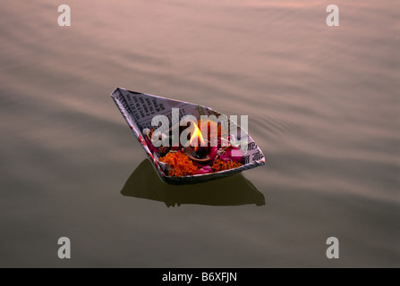 Indien, Uttar Pradesh, Prayagraj (Allahabad), Sangam, schwimmende Opfergaben am Zusammenfluss der Flüsse Ganges und Yamuna Stockfoto