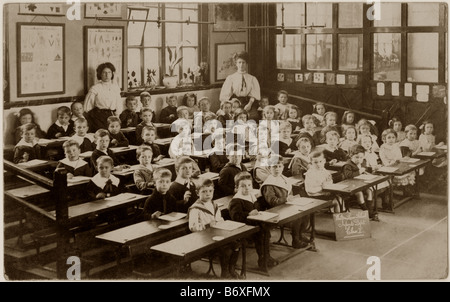 Edwardian Kinder in einer Grundschule Klassenzimmer um 1910 - Waltons Lane School (Großbritannien) Kleinkinder Abt. Edwardians Stockfoto