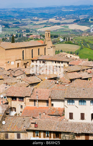 Luftaufnahme des Dorfes San Gimignano mit Orange gekachelt Dächer der Häuser und der Kirche von St. Augustine Stockfoto