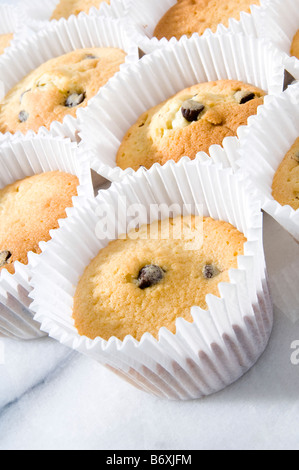 Gekocht Cupcakes platziert auf weißen Marmor Oberfläche abkühlen lassen. Das Rezept ist für Schokoladenkekse Kuchen mit Schokoladenglasur Stockfoto