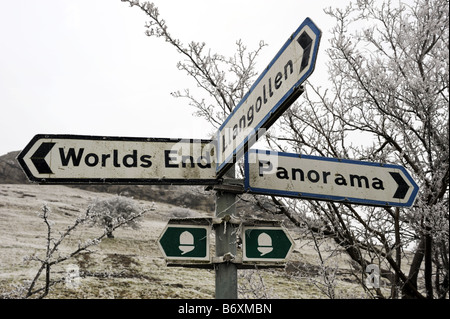 Wegweiser in Llangollen, Wales, an der Welt Ende und Panorama, Kennzeichnung Offa es Dyke Path Stockfoto