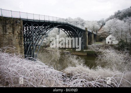 Blick auf die Brücke von Ironbridge, die Welten erste Brücke aus Eisen und jetzt zum Weltkulturerbe Stockfoto