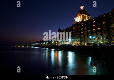 Eine nächtliche Landschaft des südlichen Mumbais Meer in der Nähe von Gateway To India & das berühmte Taj Mahal Hotel Stockfoto